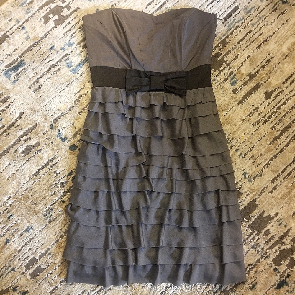 EUC H&M Size 6 Grey Strapless Ruffle Dress with Black Bow Wired front & Back Top